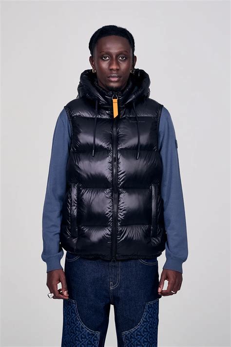 Veste sans manches en nylon épais GG en noir .